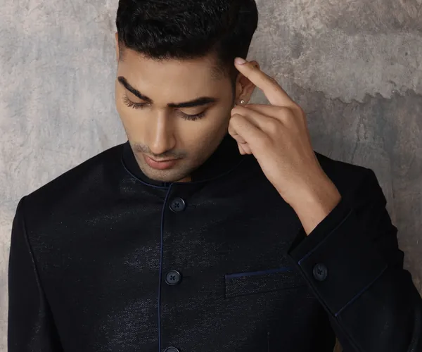 The collar: The standing collar · how it sits against the neck.