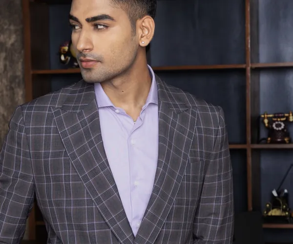 The collar: Cutaway collar, worn open · under a windowpane jacket.